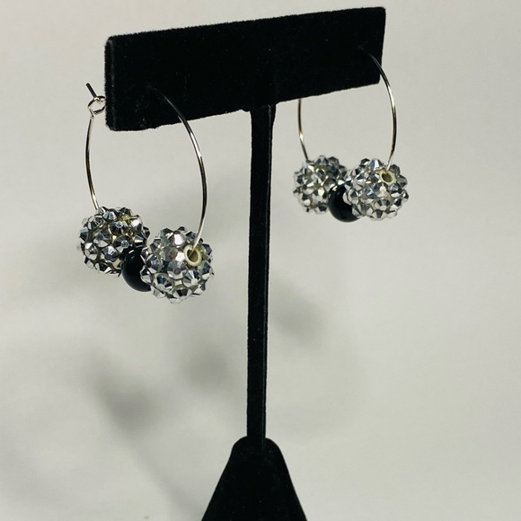 Handmade Silver hoop earrings with silver faceted beads - Picture 5 of 5